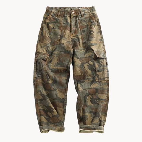 Aden | Camo-tensioner cargo pose