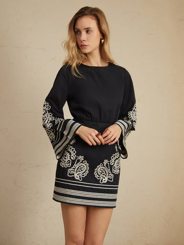 Sara | Zart Besticktes Glockenärmel-Kleid