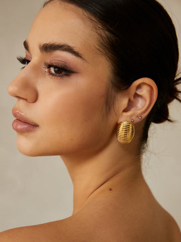 Sophie | Goldene Gerippte Halbohrringe