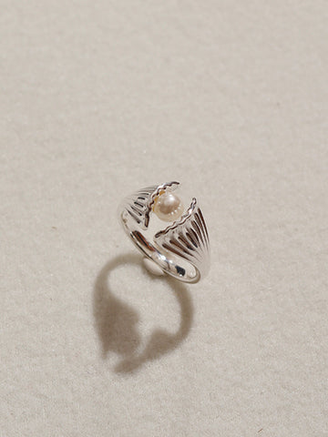 Clara | Eleganter Ring mit Perle in Muschel
