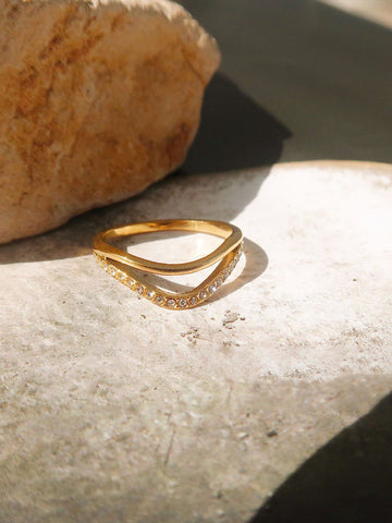 Max Ring | Glänzender Wellenring mit Diamanten