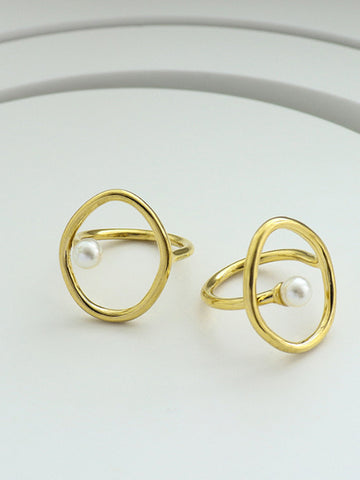 Clara | Ovaler Ring mit Süßwasserperlen und goldenen Akzenten