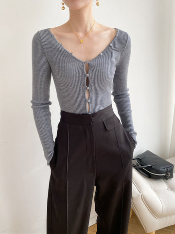 Luca | Elegantes V-Ausschnitt Knopfstricktop
