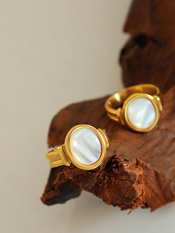 Clara | Eleganter Ring mit weißen Muschelschalen