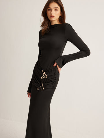 Eleganz in Bewegung | Metal-Ring Faltenkleid