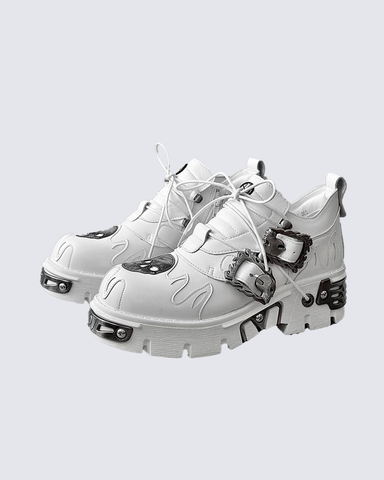 Ellis | Gotische Punk Stiefel mit dicken Sohlen und Metallverzierungen
