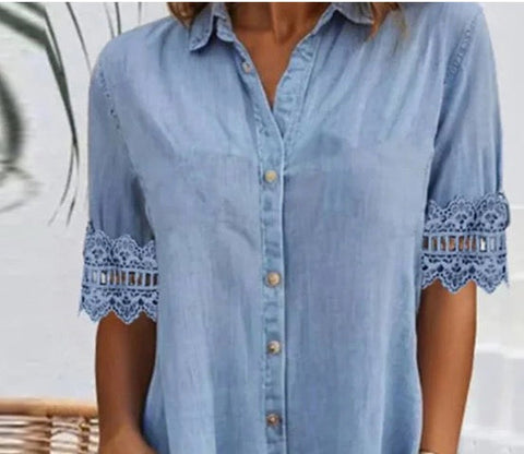 Penelope | Blaues, schlichtes Minikleid aus Denim mit Kragen und Spitzenbesatz